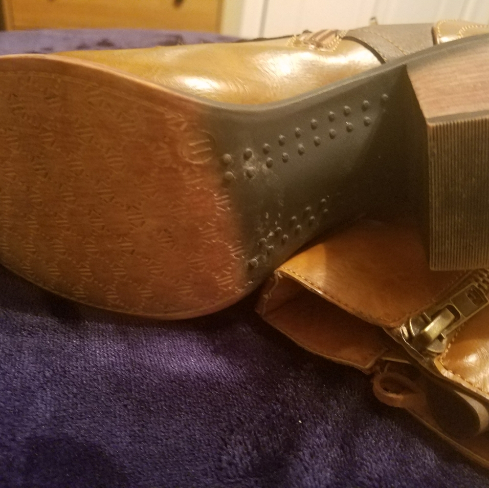 Boots - Picture 4 of 5